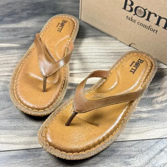 NIB Born Basic Maite 10M Tan Leather Flip Flops Comfort Flat Thong Sandals